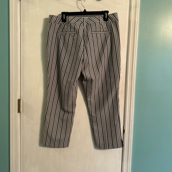 NWT New York & Co Straight Leg Crop Seersucker Pant, Women’s 12 - Picture 2 of 8